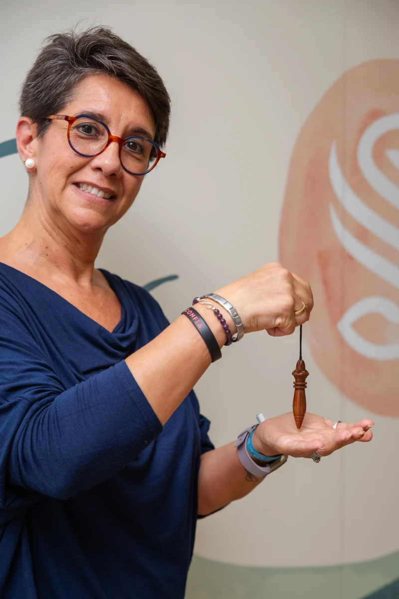 specialista de Salutalia con péndulo hebreo, técnica de sanación energética natural