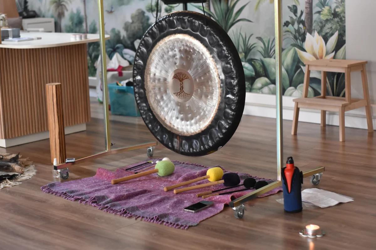 Gong terapéutico e instrumentos de sonido listos para meditación sonora en Salutalia