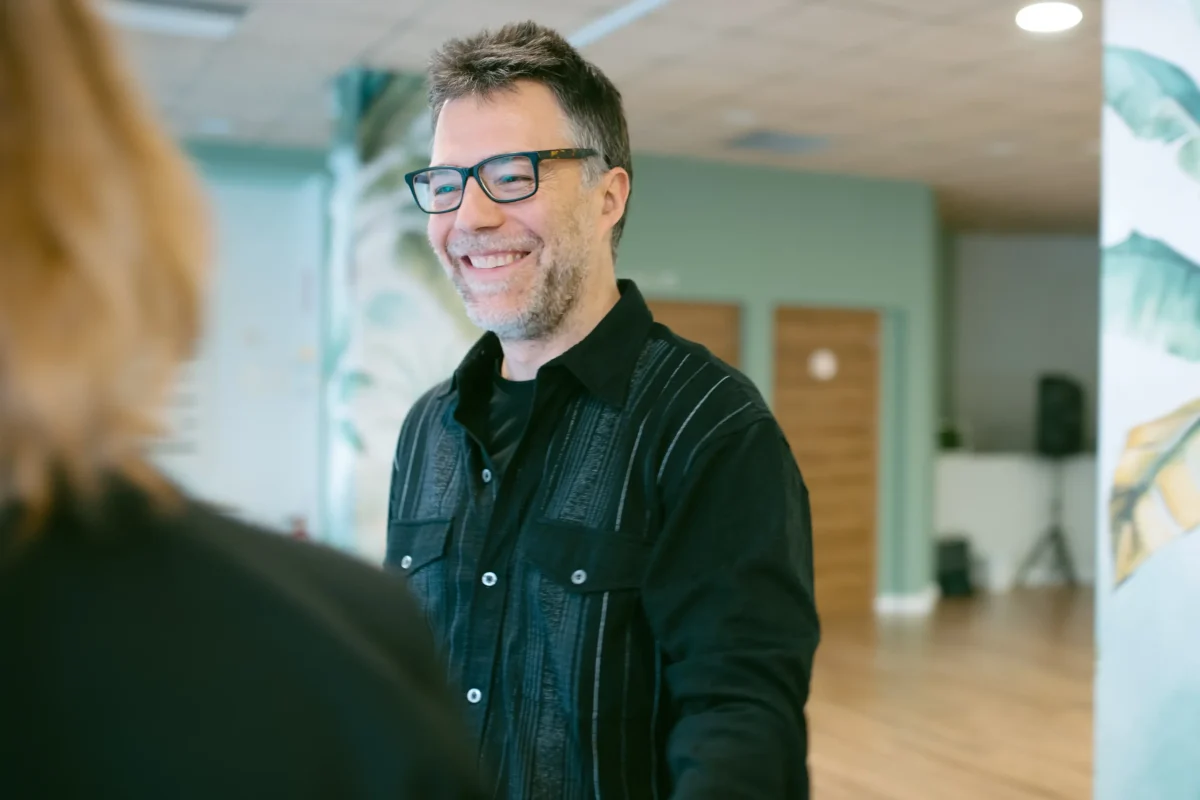 Sesión de risoterapia en Salutalia con dinámicas de confianza y liberación emocional